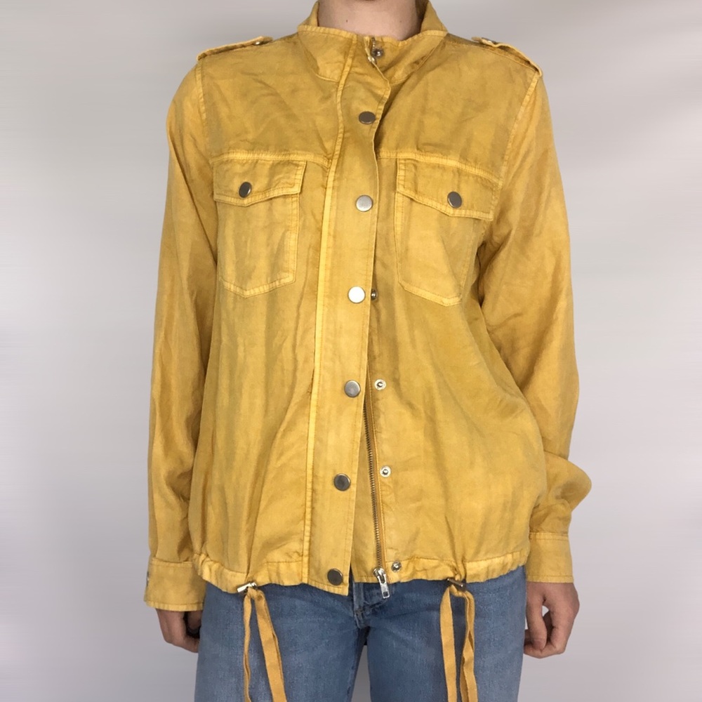 Kut From‎ The Kloth BRI DRAWSTRING UTILITY SHIRT JACKET IN MUSTARD - Picture 5 of 9